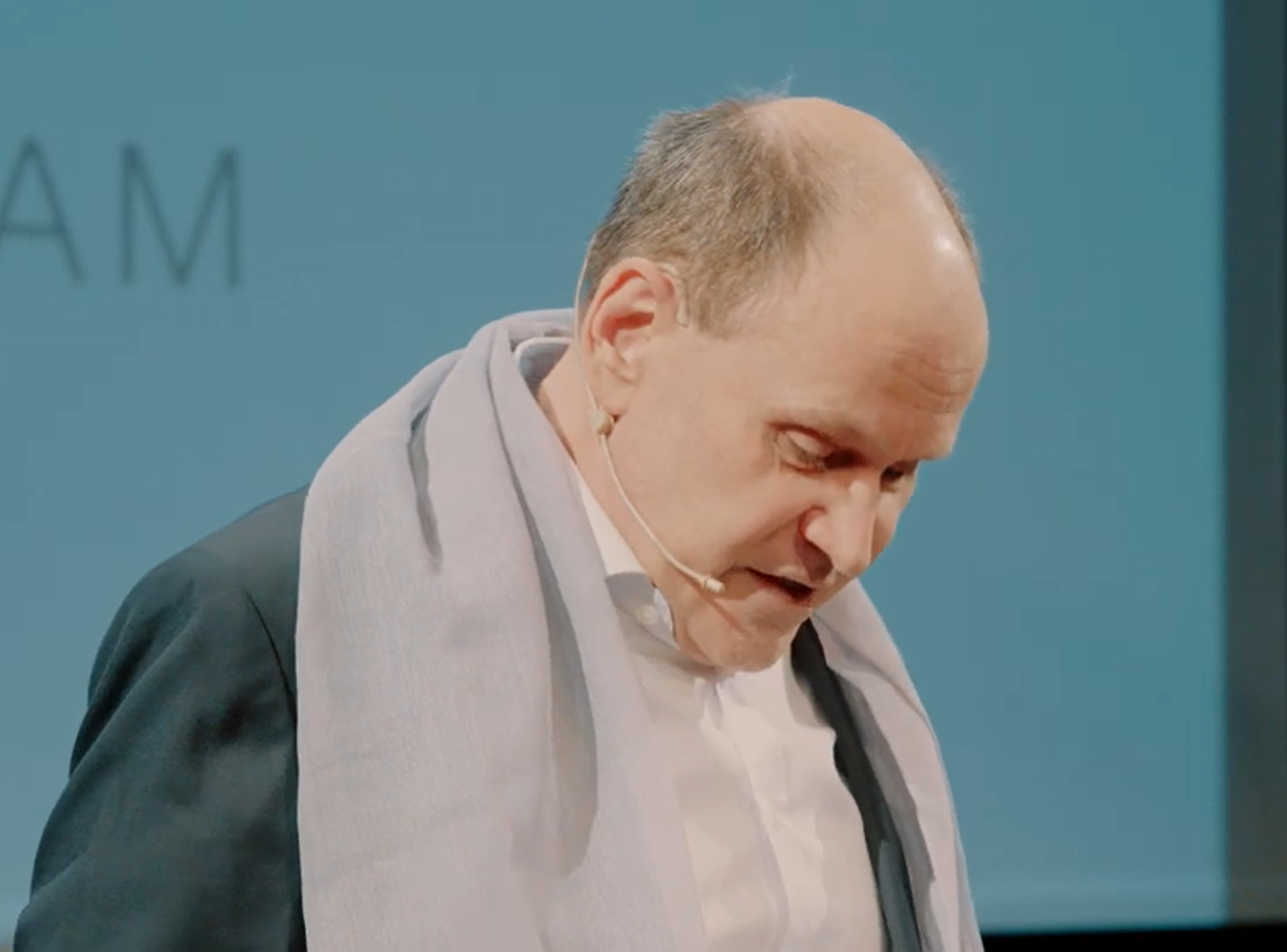 Thomas Reinert als blinder Keynote Speaker auf der Bühne